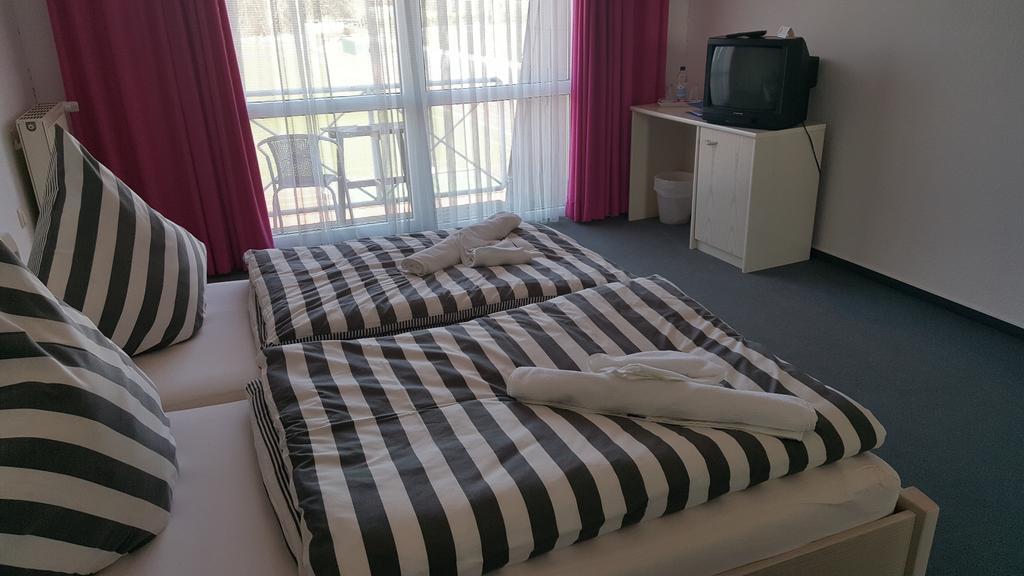 Hotel Restaurant Teichaue อาเดนดอร์ฟ ภายนอก รูปภาพ